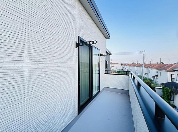 朝の澄んだ空気や、夕方に吹く清々しい風を五感で感じられるバルコニー。住まいの中で唯一屋外にあって、本当の自然を感じられるスペースです。