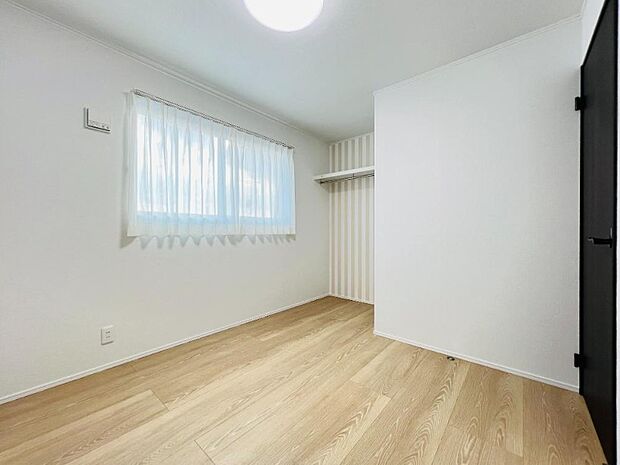 独立性を高めたお部屋。たっぷりの収納も配備しており、片付いた空間を現実出来そう。陽光も降り注ぐ明るく開放的な空間が魅力的。