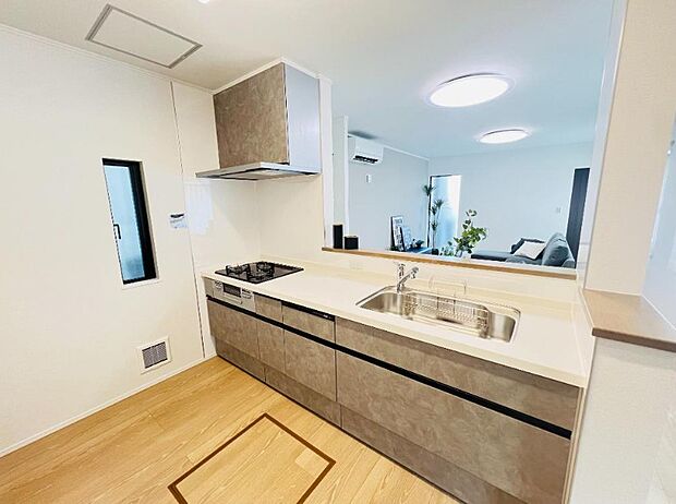 カウンターキッチンなら、リビングで遊ぶ子供の様子を見ながら料理ができるので安心です。料理を運んでもらったり、子供にお手伝いしてもらいやすいのもいいですね♪