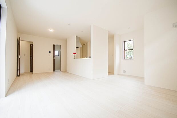 通風・採光に優れ、心地よい光と風が溢れています。 贅沢で豊かな居住性と、プライドを満たすクオリティが見事に調和した住空間。新築ならではの快適なひとときをご体感頂ける筈です。