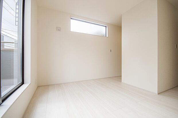 バルコニーに直接出入りできるお部屋です。ちょっと外の空気を吸いたい時や、ベランダでミニガーデニングなども楽しめそうです。