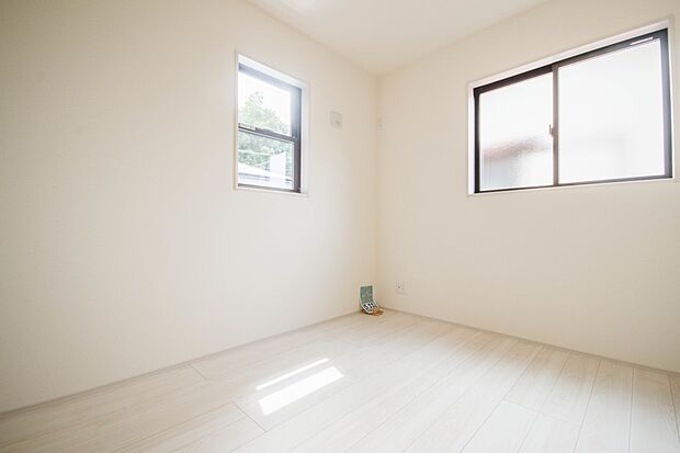 明るい窓のあるお部屋は子供部屋にぴったり。可愛い家具で素敵なお部屋に。