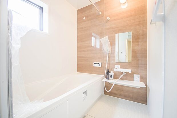 高級感溢れるカラーと大きさ・柔らかな曲線で構成された半身浴も楽しめるバスタブが心地よさをもたらします。