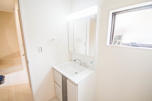 大きく見やすい三面鏡で清潔感ある洗面台は、身だしなみチェックや肌のお手入れに最適です。何かと物が増える場所だからこそ、スッキリと見映えの良い空間に拵えました。