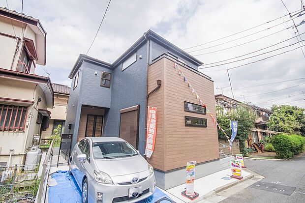 街に溶け合う美しい景観と、採光や風通しを考えて設計された間取り。近隣の視線を考え調整した窓位置など、外観だけでなく、住まうご家族の心地よさを最優先しました。