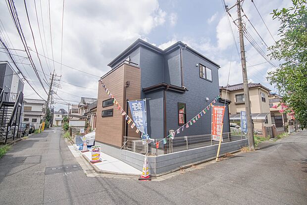 堂々たる趣ながら、主張し過ぎずどこか余裕を感じさせるシャープなフォルムで佇む邸宅は、晴天の空と照らし合わせる事で、本来あるべき完成形の姿を見せてくれます。