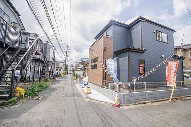 前面道路でお車を駐車するのも楽々。