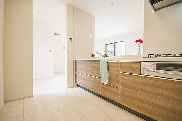 カウンターキッチンなら、リビングで遊ぶ子供の様子を見ながら料理ができるので安心です。料理を運んでもらったり、子供にお手伝いしてもらいやすいのもいいですね♪