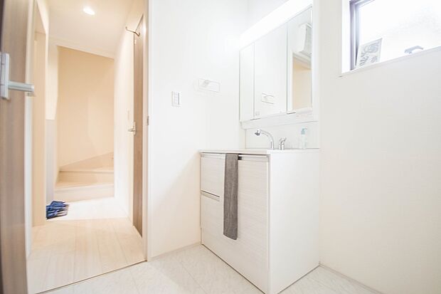 洗面室のある脱衣所は広々。脱いだお洋服をそのままお洗濯。