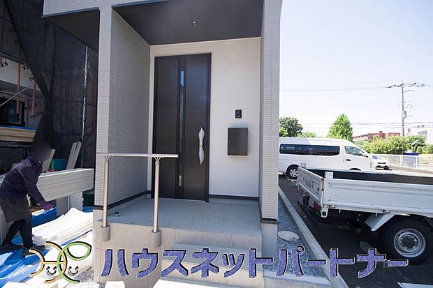 玄関の扉を開けるとそこは家族の待つお家。笑い声が聞こえてきそう。