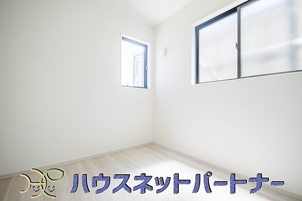 明るい窓のあるお部屋は子供部屋にぴったり。可愛い家具で素敵なお部屋に。