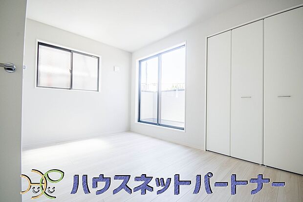 各部屋を最大限に広く使って頂ける様、全居住スペースに収納付。プライベートルームはゆったりと快適に。