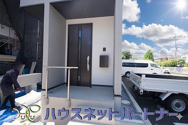 玄関の扉を開けるとそこは家族の待つお家。笑い声が聞こえてきそう。