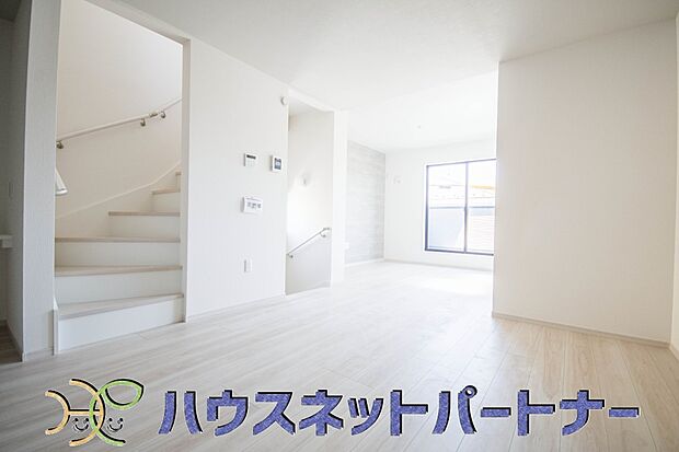 通風・採光に優れ、心地よい光と風が溢れています。 贅沢で豊かな居住性と、プライドを満たすクオリティが見事に調和した住空間。新築ならではの快適なひとときをご体感頂ける筈です。