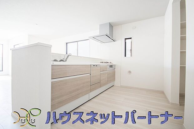三口コンロで料理の幅を拡げてくれる使いやすいシステムキッチンを採用。洗い場も大きいので野菜や食器を洗ったりする際にも捗り、奥様の強い味方となってくれるはずです。