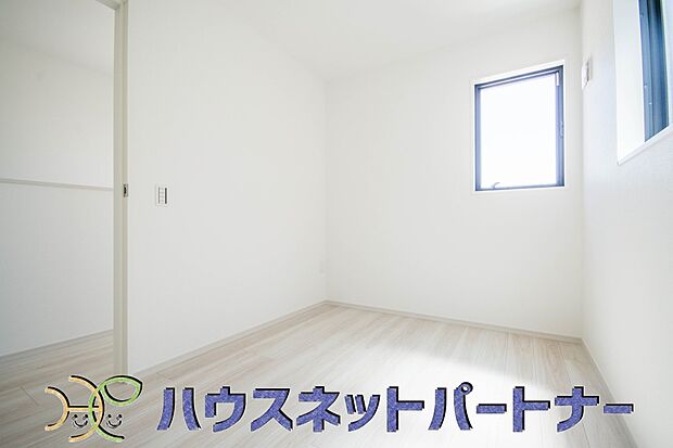 バルコニーに直接出入りできるお部屋です。ちょっと外の空気を吸いたい時や、ベランダでミニガーデニングなども楽しめそうです。