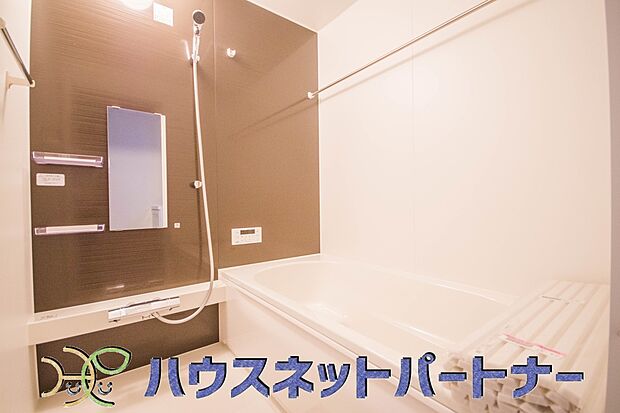 高級感溢れるカラーと大きさ・柔らかな曲線で構成された半身浴も楽しめるバスタブが心地よさをもたらします。