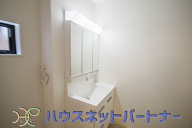 大きく見やすい三面鏡で清潔感ある洗面台は、身だしなみチェックや肌のお手入れに最適です。何かと物が増える場所だからこそ、スッキリと見映えの良い空間に拵えました。