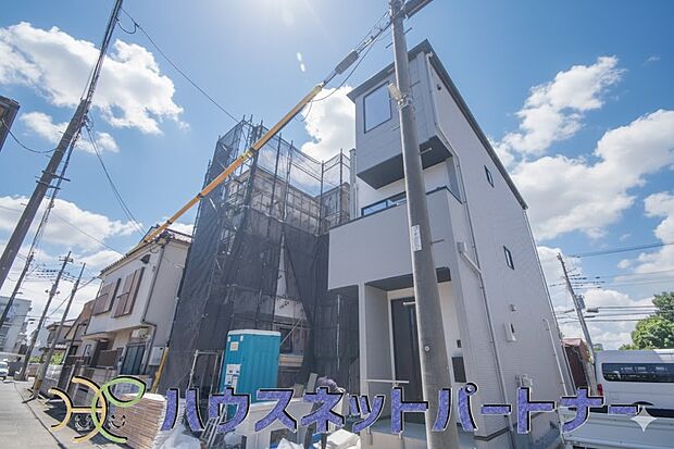 街に溶け合う美しい景観と、採光や風通しを考えて設計された間取り。近隣の視線を考え調整した窓位置など、外観だけでなく、住まうご家族の心地よさを最優先しました。