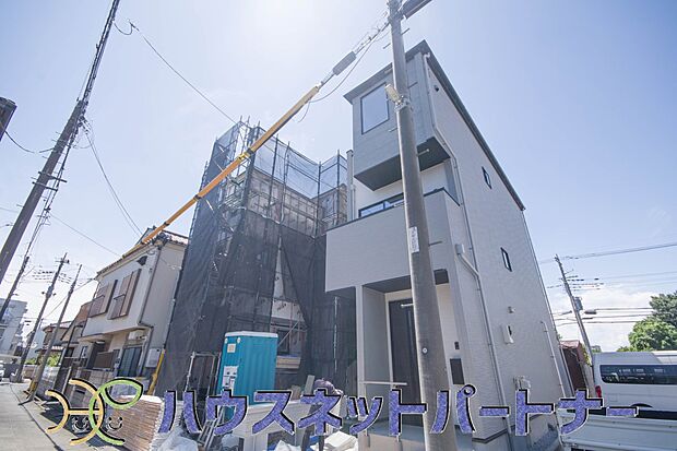 街に溶け合う美しい景観と、採光や風通しを考えて設計された間取り。近隣の視線を考え調整した窓位置など、外観だけでなく、住まうご家族の心地よさを最優先しました。