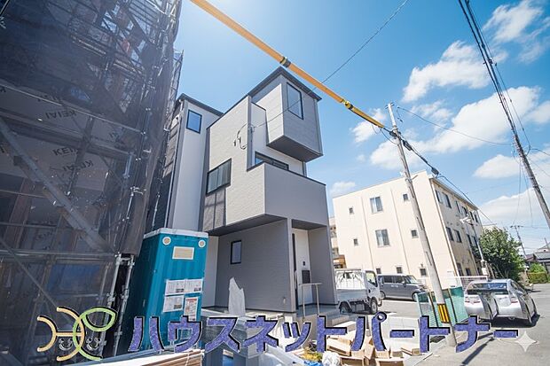 前面道路の日当たりの良い明るいお家。