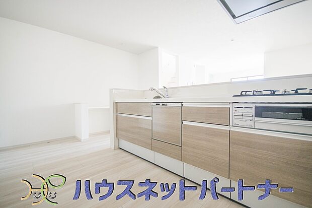 カウンターキッチンなら、リビングで遊ぶ子供の様子を見ながら料理ができるので安心です。料理を運んでもらったり、子供にお手伝いしてもらいやすいのもいいですね♪