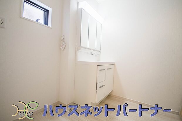 洗面室のある脱衣所は広々。脱いだお洋服をそのままお洗濯。