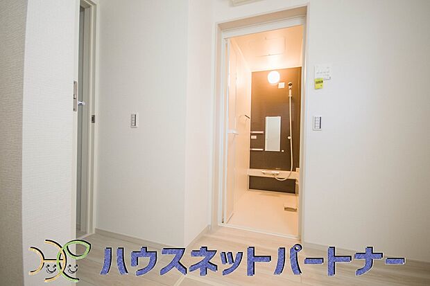 毎日使う洗濯機。しっかりと奥行きのある置き場が確保されています。