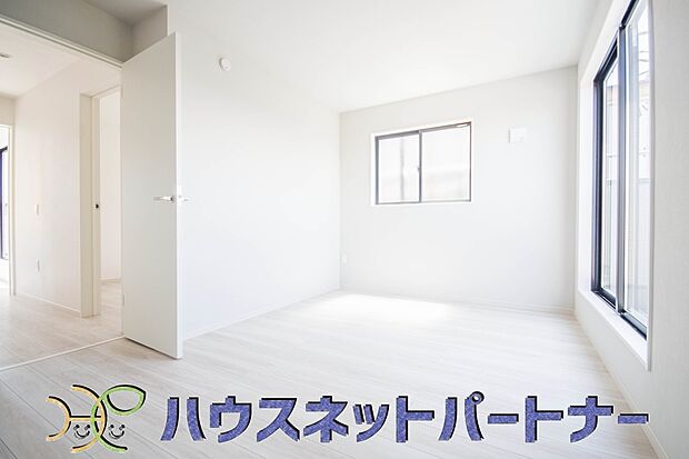 独立性を高めたお部屋。たっぷりの収納も配備しており、片付いた空間を現実出来そう。陽光も降り注ぐ明るく開放的な空間が魅力的。