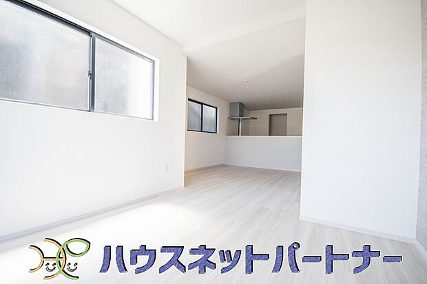 リビングは、食事スペースと寛げる場所設けてもまだ余裕の広さ。明るい光が照らしてくれます。