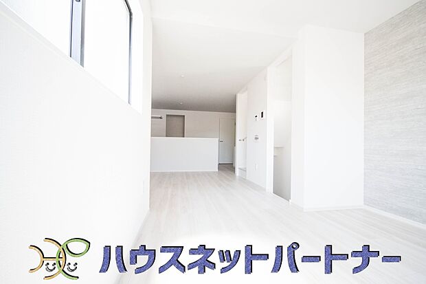 明るく開放的なダイニング。家族とのコミュニケーションが取りやすく、みんなの笑顔が溢れます