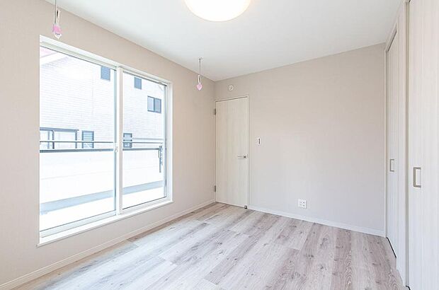 陽射しがぽかぽかと差し込むお部屋は湿気やカビの心配も減るので快適に過ごせます。