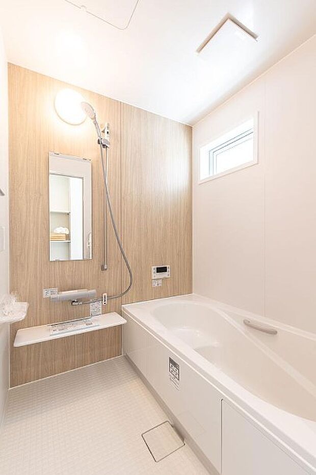 高級感溢れるカラーと大きさ・柔らかな曲線で構成された半身浴も楽しめるバスタブが心地よさをもたらします。