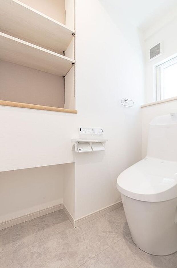 快適な生活を送るための必須アイテムとなった洗浄機能付トイレ。おしり洗浄、ビデ洗浄、暖房便座の3つの機能を標準装備しています。