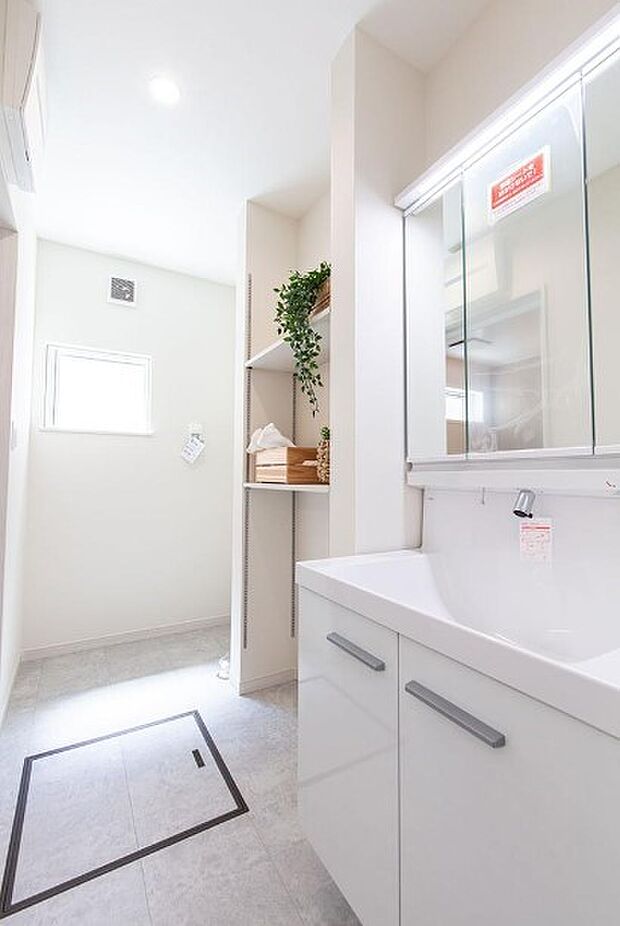 大きく見やすい三面鏡で清潔感ある洗面台は、身だしなみチェックや肌のお手入れに最適です。何かと物が増える場所だからこそ、スッキリと見映えの良い空間に拵えました。