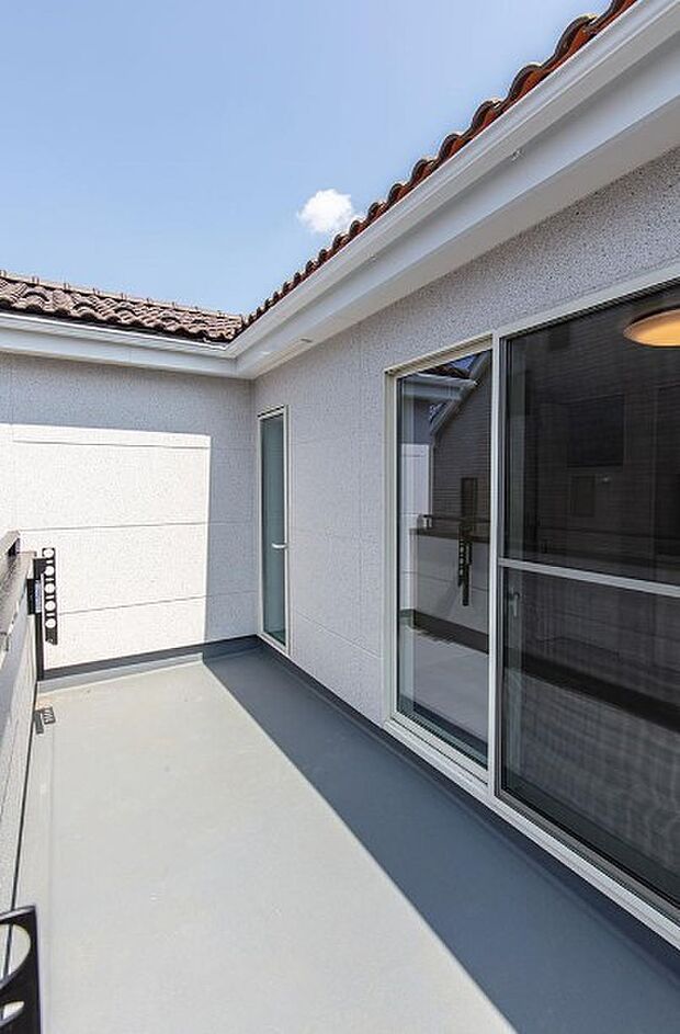 陽ざしが沢山降り注ぐバルコニー