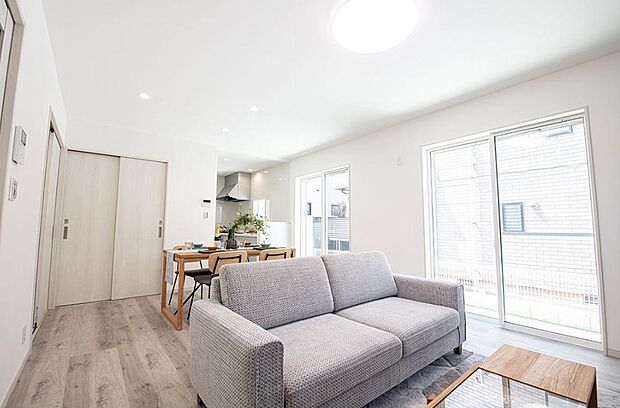 うららかな陽射しがどのお部屋にも降り注ぎますように、快適さを追求した間取設計。得難い立地環境での生活を恵みの豊かな永住の地へと変えてくれます。