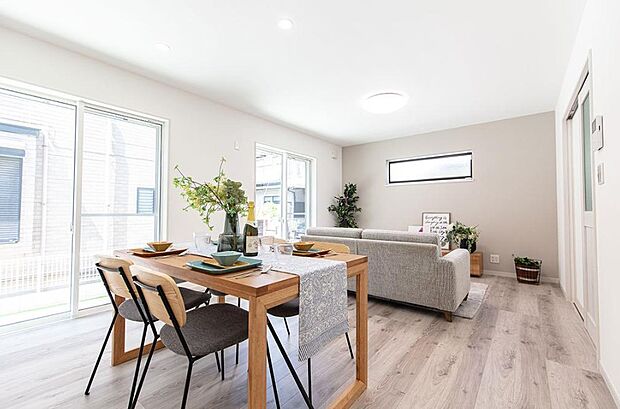 忙しい朝でも家族揃って食事をして頂ける、ゆとりある大きさのダイニングスペース。奥様の手料理をカウンター越しに受けとって頂き、テーブルで囲む素敵な時間を存分にお愉しみ下さい。