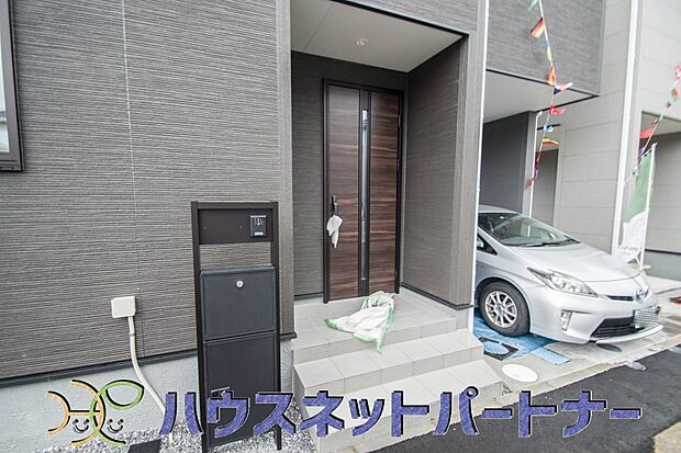 玄関の扉を開けるとそこは家族の待つお家。笑い声が聞こえてきそう。