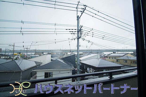 朝の澄んだ空気や、夕方に吹く清々しい風を五感で感じられるバルコニー。住まいの中で屋外にあって、本当の自然を感じられるスペースです。