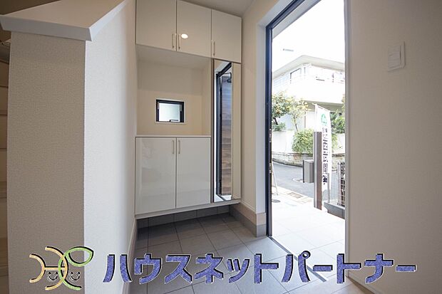 大型のシューズボックスには靴やブーツ、サンダルはもちろん、ハンカチや手袋、バック類などのお出かけ用品、印鑑や朱肉なども収納可能です。