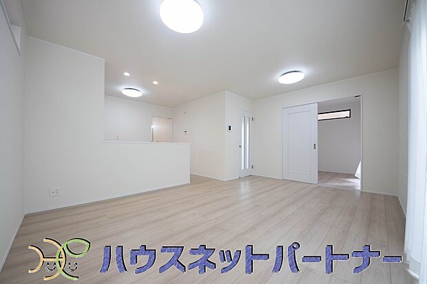 陽だまりのある光彩豊かなリビングは、何よりも快適で心休まる時間を過ごせます。