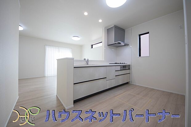 家族の様子を見ながらキッチンでお料理。一日の出来事を会話しながらの家事は嬉しいコミュニケーション。