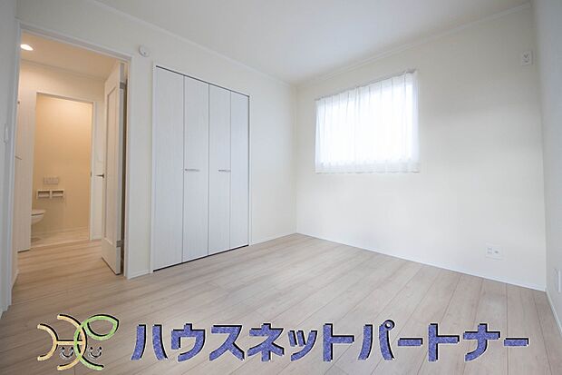 明るい窓のあるお部屋は子供部屋にぴったり。可愛い家具で素敵なお部屋に。