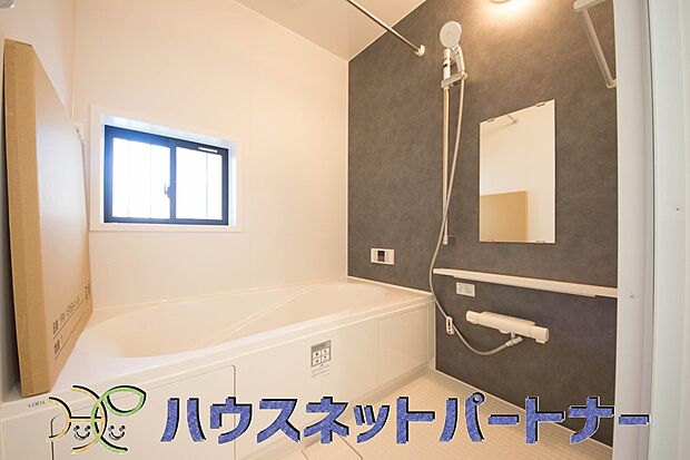 冬場にはヒヤッとしないように暖房機能、梅雨の時期には乾燥等、機能的で清潔感溢れる浴室。快適・清潔な空間で心も体もオフになる時間を楽しむことが可能です。