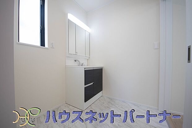 美しく洗練された空間に演出しました。顔を洗って一日が始まり、歯を磨いて一日が終わる。洗面化粧台にそんな思いを込めて造り込みました。