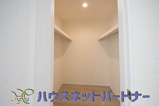 ウォークインクローゼットのメリットは、衣類の他、バッグやアクセサリーなど、身につけるものを一部屋に集めて管理できること。必要なときに見つけやすいです。