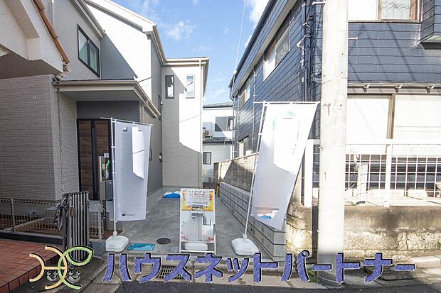 堂々たる趣ながら、主張し過ぎずどこか余裕を感じさせるシャープなフォルムで佇む邸宅は、晴天の空と照らし合わせる事で、本来あるべき完成形の姿を見せてくれます。