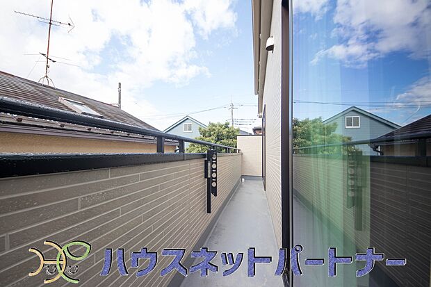 陽ざしが沢山降り注ぐバルコニー