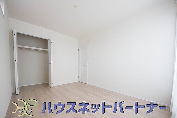 陽射しが差し込む明るいお部屋。朝は太陽の光を浴びて一日の始まりです。広いクローゼットも有難い。